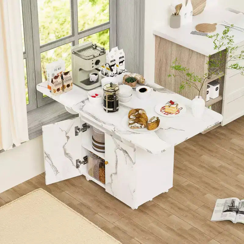 Tavolo da pranzo pieghevole in legno da 47 pollici con armadietto contenitore; dotato di 6 ruote; isola da cucina con motivo in marmo, bianco