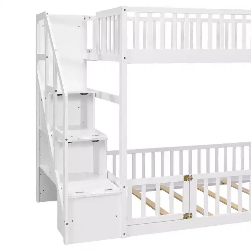 Letto a castello Twin su Twin con struttura e sponde a forma di staccionata, scaletta con contenitore