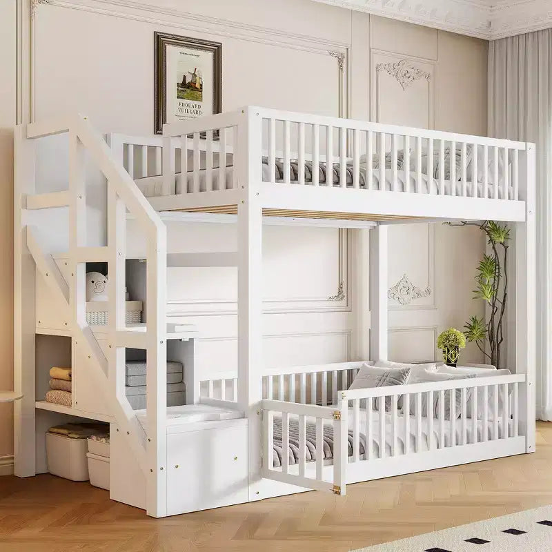 Letto a castello Twin su Twin con struttura e sponde a forma di staccionata, scaletta con contenitore