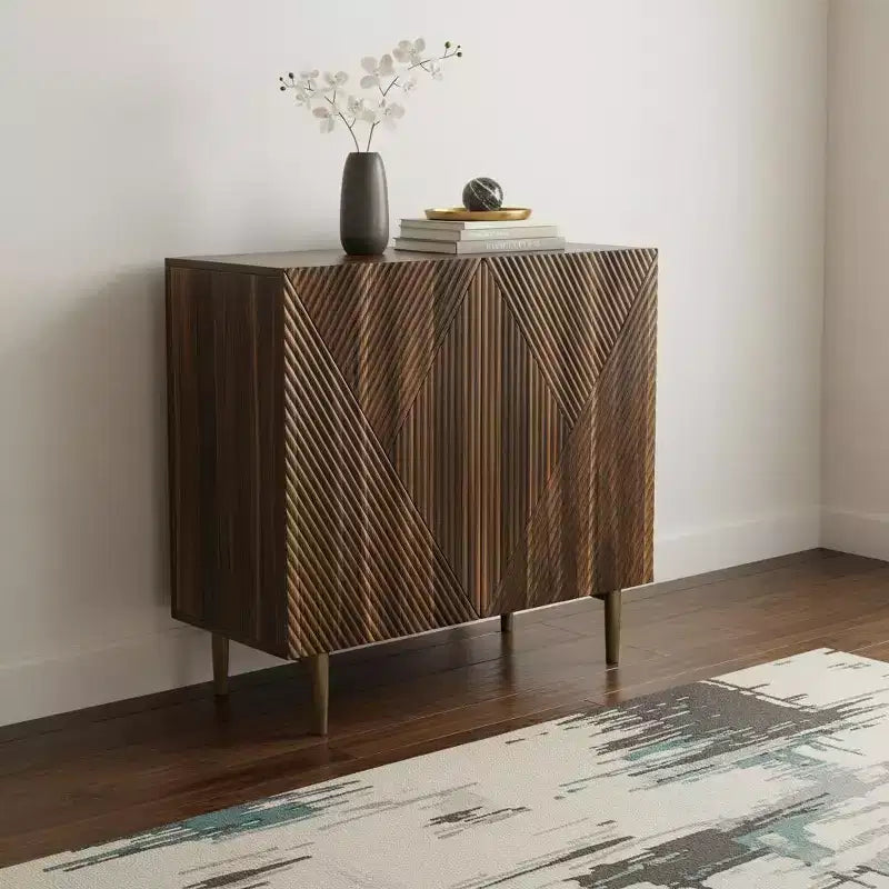 32 Credenza geometrica in legno marrone intagliato a due ante