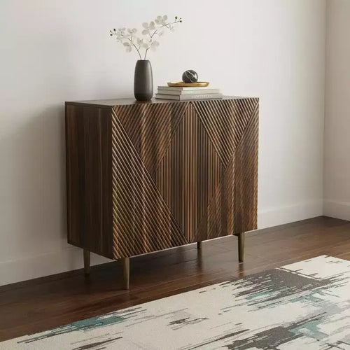 32 Credenza geometrica in legno marrone intagliato a due ante